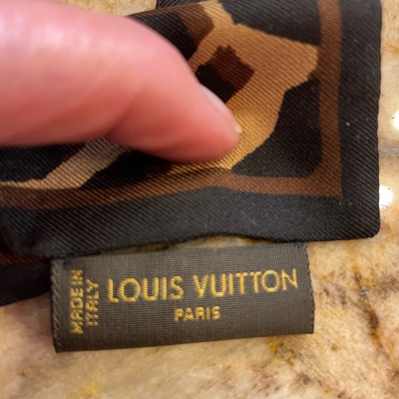 Louis Vuitton Scarf (Purse bow) Leopard print - Picture 3 of 8